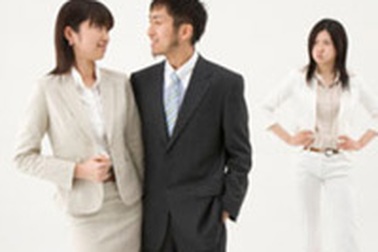 Cay cú nhìn chồng lái “máy bay bà già” 