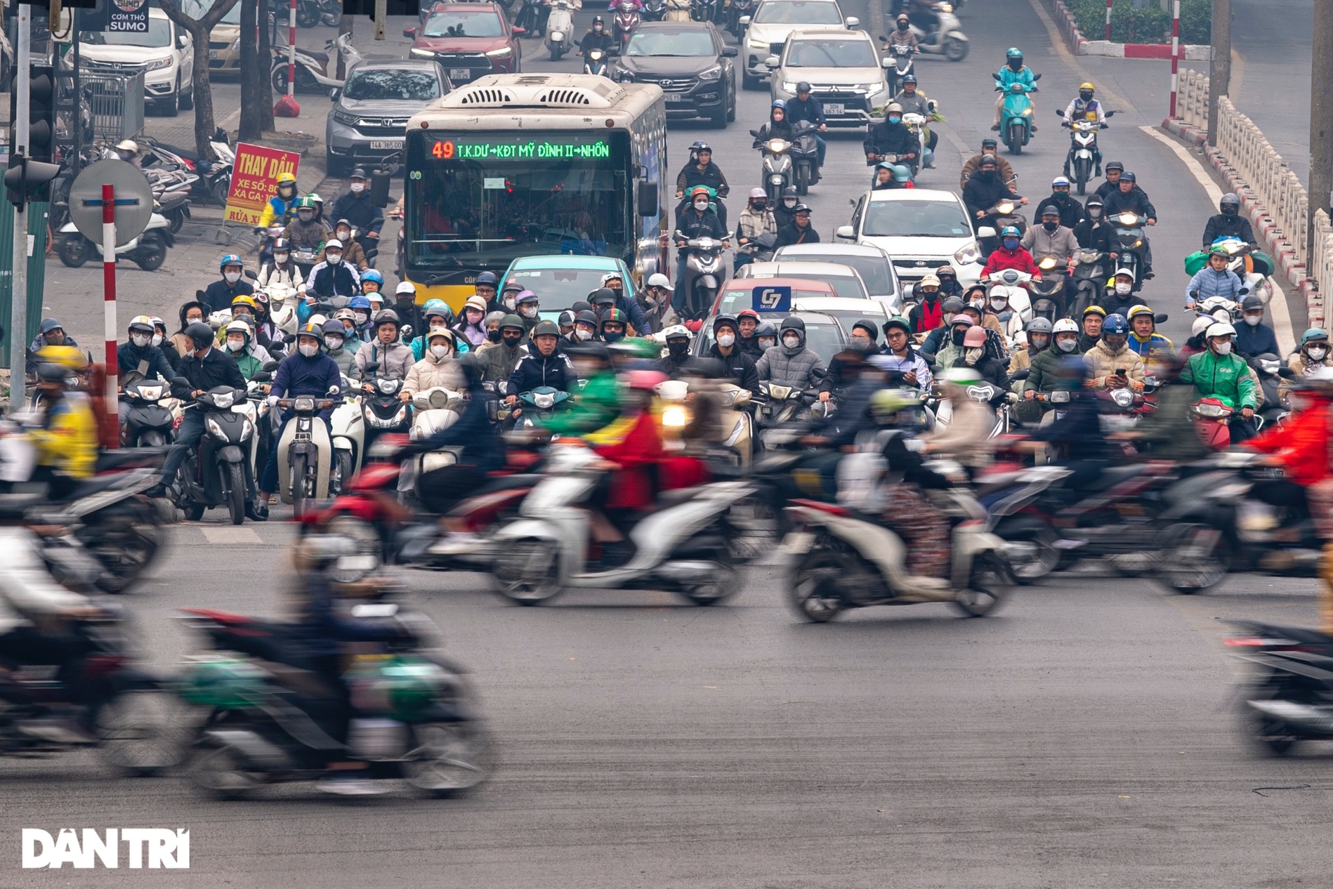 Những dòng xe cộ ngay hàng, thẳng lối trên khắp các ngã tư Hà Nội - 5 Những dòng xe cộ ngay hàng, thẳng lối trên khắp các ngã tư Hà Nội - 5