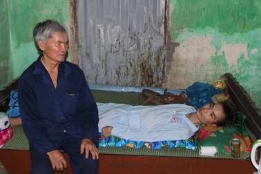 Thương cha già bán hết tài sản vẫn không đủ tiền để cứu con trai