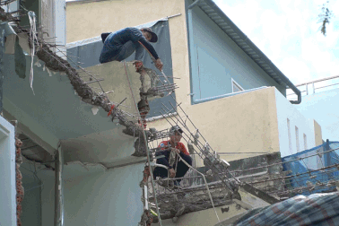 Người dân dỡ nhà, mở lối cho tuyến cầu – đường nối khu Nam TPHCM