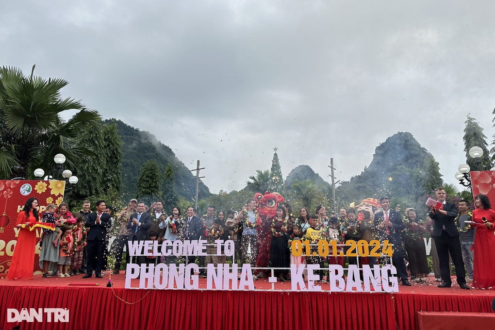 Du khách vui mừng khi được lì xì, miễn vé tham quan ngày đầu năm mới - 1 Du khách vui mừng khi được lì xì, miễn vé tham quan ngày đầu năm mới - 1