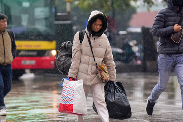 Người dân rời Hà Nội về quê nghỉ lễ trong mưa rét