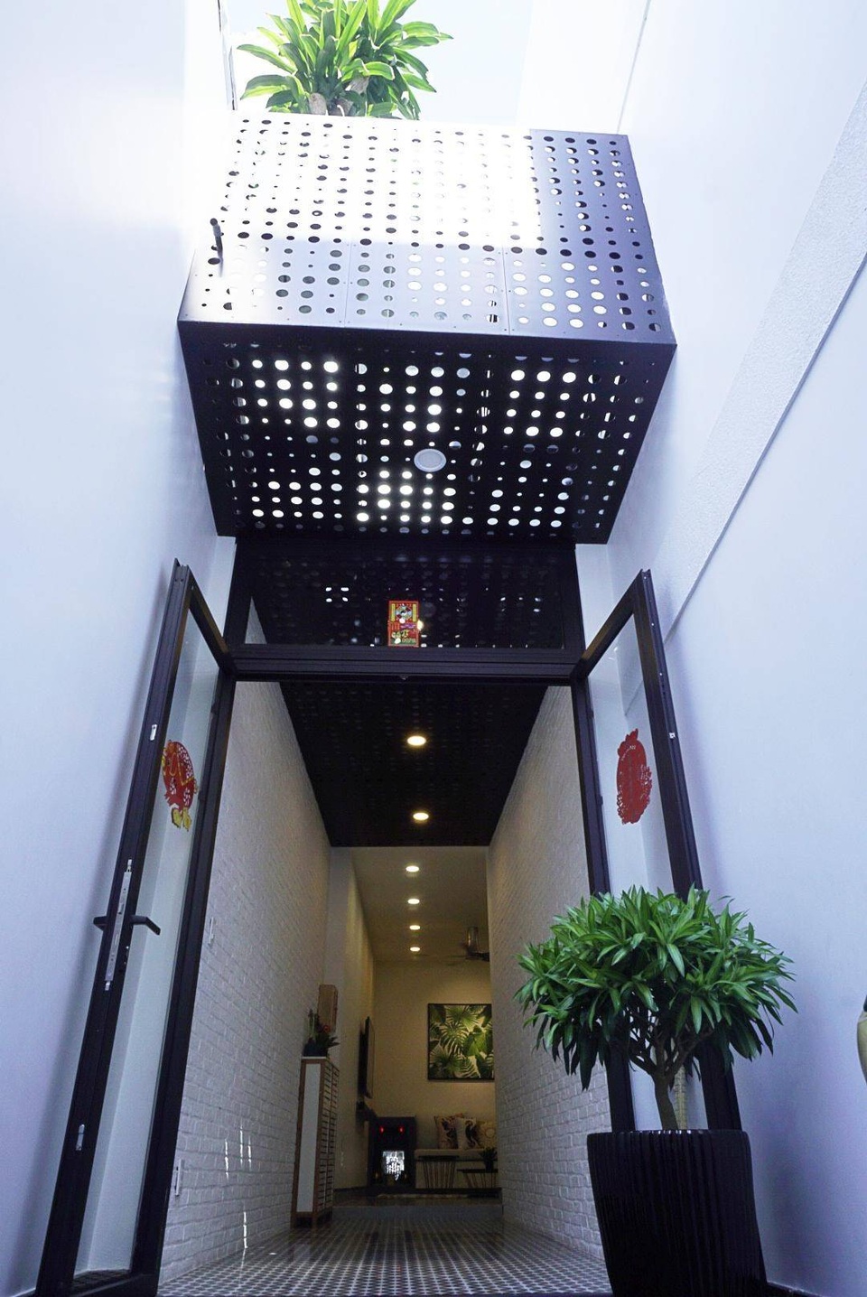 Nhà 39 m2 trong hẻm ở Sài Gòn như rộng ra gấp đôi nhờ độc chiêu thiết kế - 2 Nhà 39 m2 trong hẻm ở Sài Gòn như rộng ra gấp đôi nhờ độc chiêu thiết kế - 2