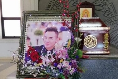 Vì dịch Covid-19, gia đình chỉ cúng cơm cho ca sĩ Việt Quang