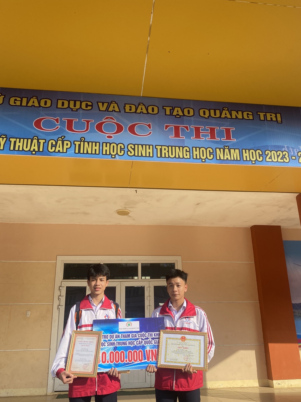 Dốc hết học bổng, 2 học sinh xây cả phòng thí nghiệm nằm trong kính VR cũ - 7