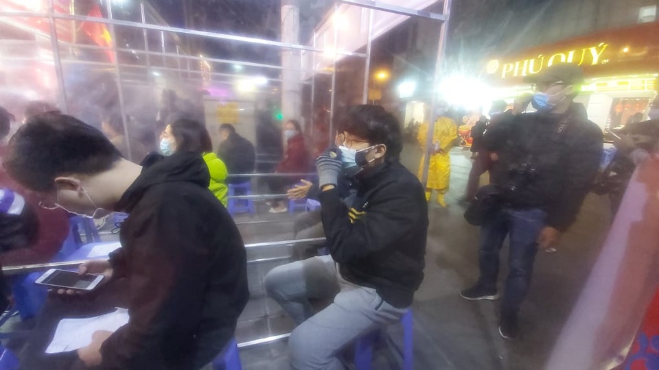 Ế ẩm người mua, chủ hàng vàng khấn vái liên tiếp nhờ Thần tài kéo khách - 9