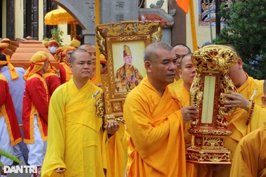 Tăng ni, phật tử tham dự lễ an táng Hòa thượng Thích Huệ Trí