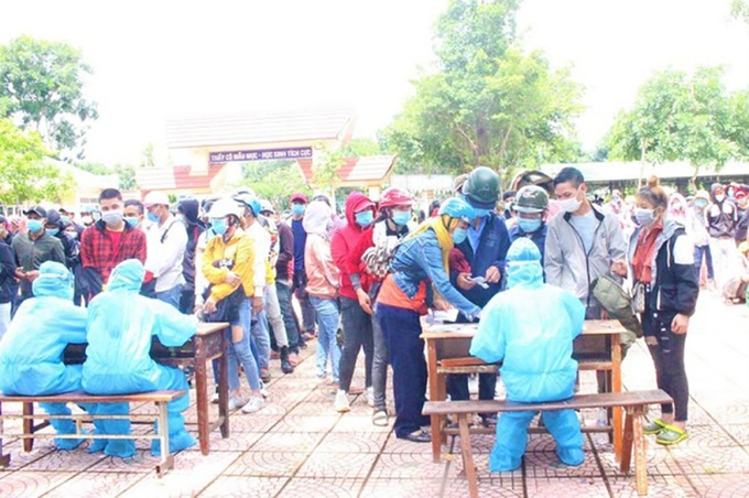 Công dân trở về từ vùng dịch đang khai báo y tế (Ảnh Báo TP)