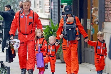 Hilaria Baldwin bị chỉ trích vì thuê vú em chăm con