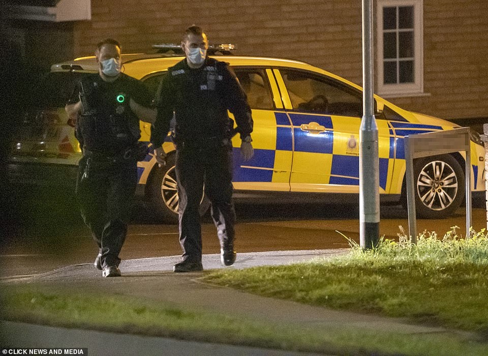 Cảnh sát ghé thăm nhà người đẹp Megan Barton Hanson - 2