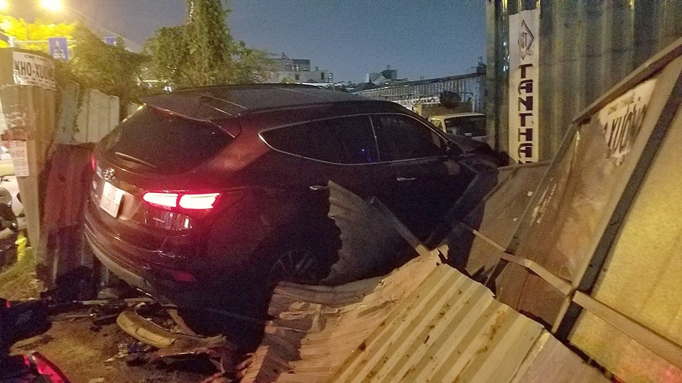 Ô tô tông hàng loạt xe máy, 5 người bị thương - 2 Ô tô tông hàng loạt xe máy, 5 người bị thương - 2
