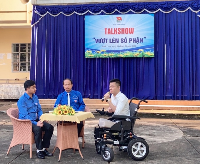 Giao lưu với Bí thư Tỉnh Đoàn Trần Quốc Duy (bìa trái) cùng hàng trăm học sinh, chàng “chiến binh” Tô Đình Khánh (bìa phải) đã xúc động kể lại những biến cố của cuộc đời mình.