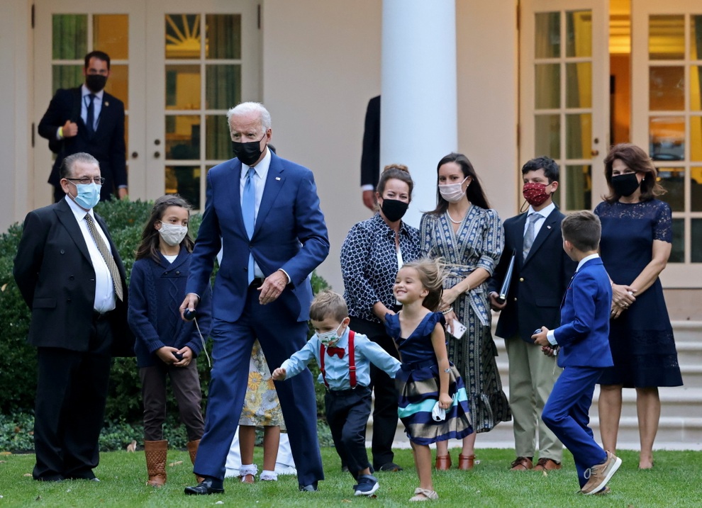 Ông Biden đích thân đưa khách đặc biệt thăm trực thăng tổng thống - 1