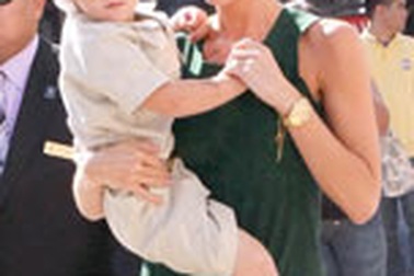 Nhà Beckham đi sắm quà Noel sớm