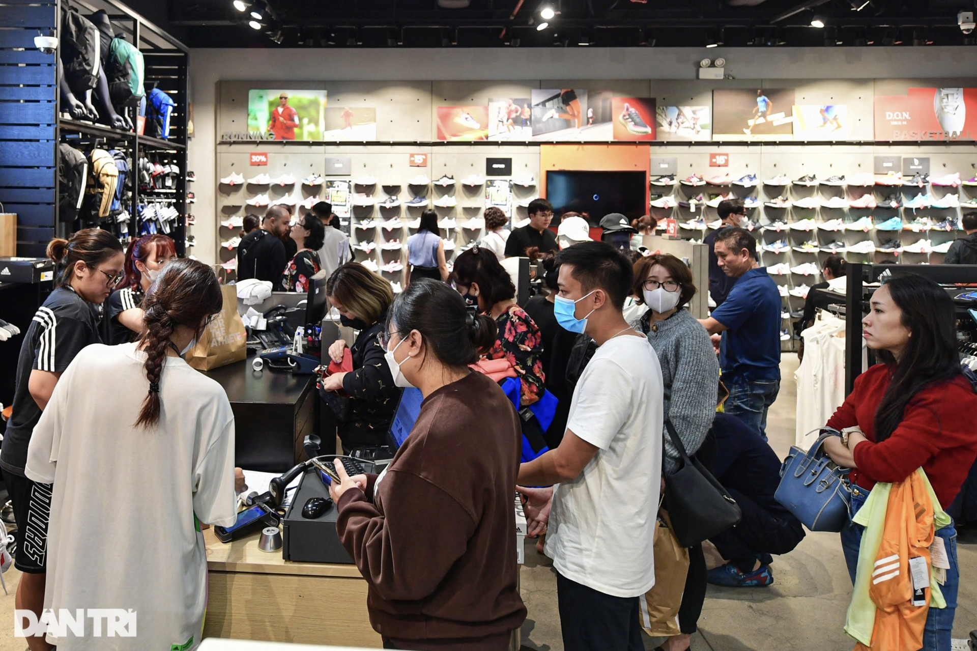 Lỉnh kỉnh túi lớn túi bé săn sale Black Friday, hóa đơn chục triệu đồng - 10 Lỉnh kỉnh túi lớn túi bé săn sale Black Friday, hóa đơn chục triệu đồng - 10