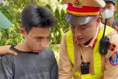 Thanh niên giấu ma túy trong người vẫn không qua được mắt cảnh sát