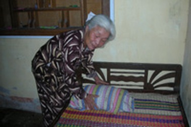 Cụ bà bán vé số nuôi trọ sĩ tử miễn phí 