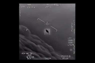 Radar của tàu sân bay ghi lại vật thể bay rất nhanh và có hình dáng kỳ lạ
