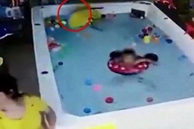 Mải nhắn tin, mẹ để con gái đuối nước trong bể bơi mừng sinh nhật 1 tuổi