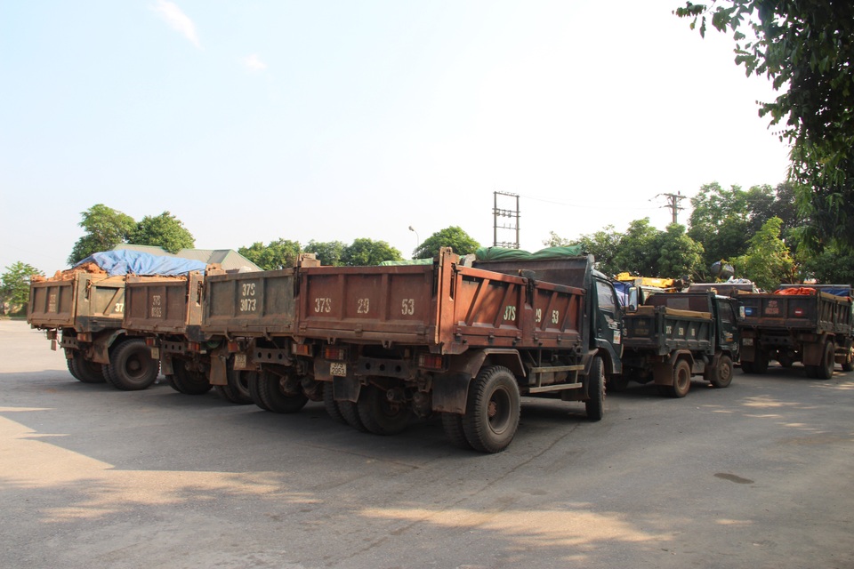Bắt quả tang hàng chục ô tô, máy móc trộm đất trái phép - 2 Bắt quả tang hàng chục ô tô, máy móc trộm đất trái phép - 2