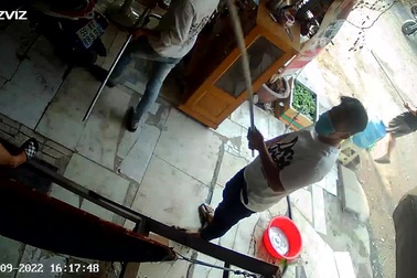 Nhóm thanh niên chém nhân viên giữ xe để xin 3 triệu đi nhậu