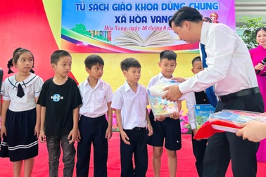 Một xã ở thành phố đáng sống cung cấp sách giáo khoa 0 đồng đến học sinh
