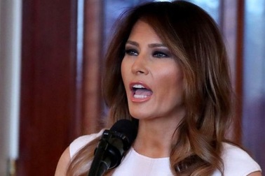 Báo Anh công khai xin lỗi, đền bù cho đệ nhất phu nhân Mỹ