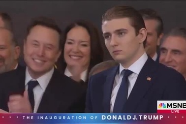 Biểu cảm trái ngược giữa Barron Trump và Elon Musk