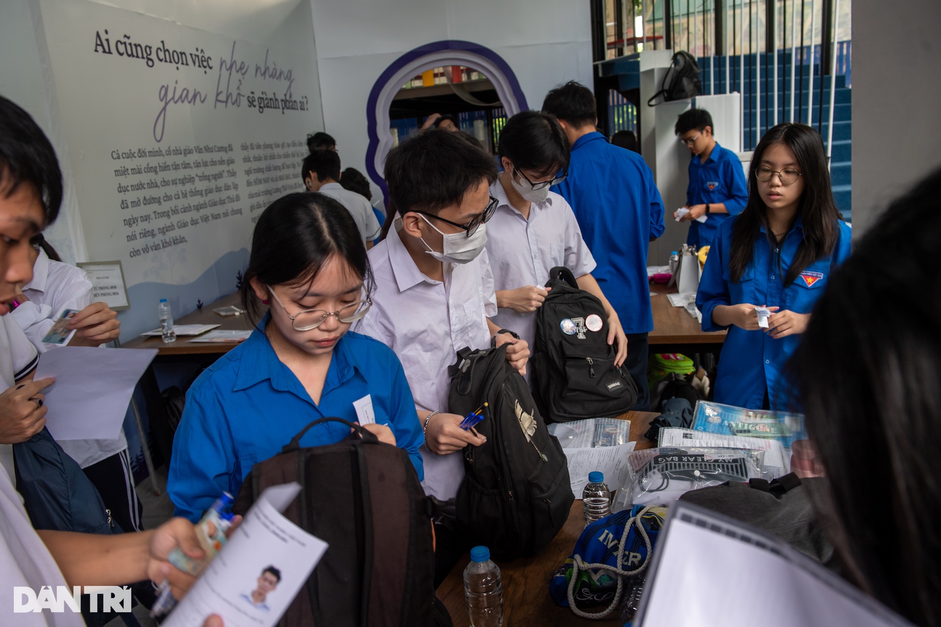 Sĩ tử Hà Nội tranh thủ ôn chớp nhoáng trước giờ thi ngữ văn tốt nghiệp THPT - 4 Sĩ tử Hà Nội tranh thủ ôn chớp nhoáng trước giờ thi ngữ văn tốt nghiệp THPT - 4