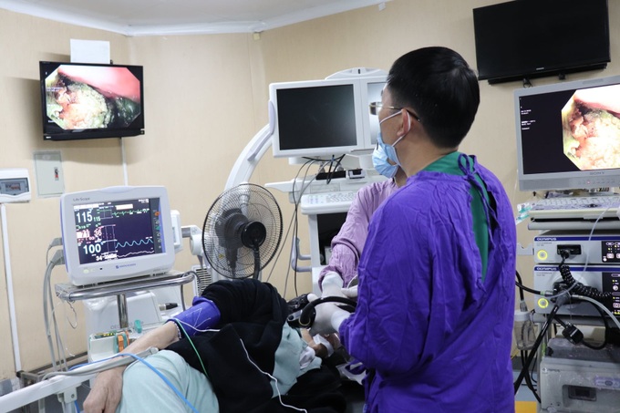 Khối bã thức ăn “khủng” trong dạ dày của bệnh nhân nam do thói quen dùng thuốc đông y dạng bột - Ảnh 2. Khối bã thức ăn “khủng” trong dạ dày của bệnh nhân nam do thói quen dùng thuốc đông y dạng bột - Ảnh 2.