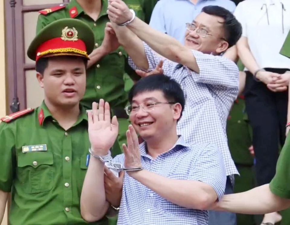 Vụ gian lận điểm thi Hòa Bình: Người chủ mưu lĩnh 8 năm tù - 2 Vụ gian lận điểm thi Hòa Bình: Người chủ mưu lĩnh 8 năm tù - 2