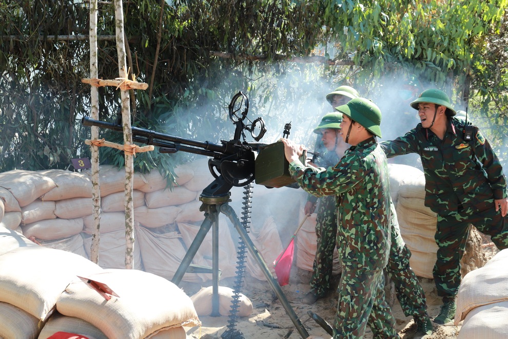 Xem bộ đội Hà Tĩnh diễn tập đánh địch đổ bộ đường biển - 2 Xem bộ đội Hà Tĩnh diễn tập đánh địch đổ bộ đường biển - 2