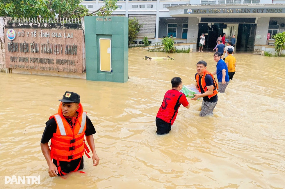 Lũ lụt lịch sử ở miền Trung: Còn người là còn của - 1