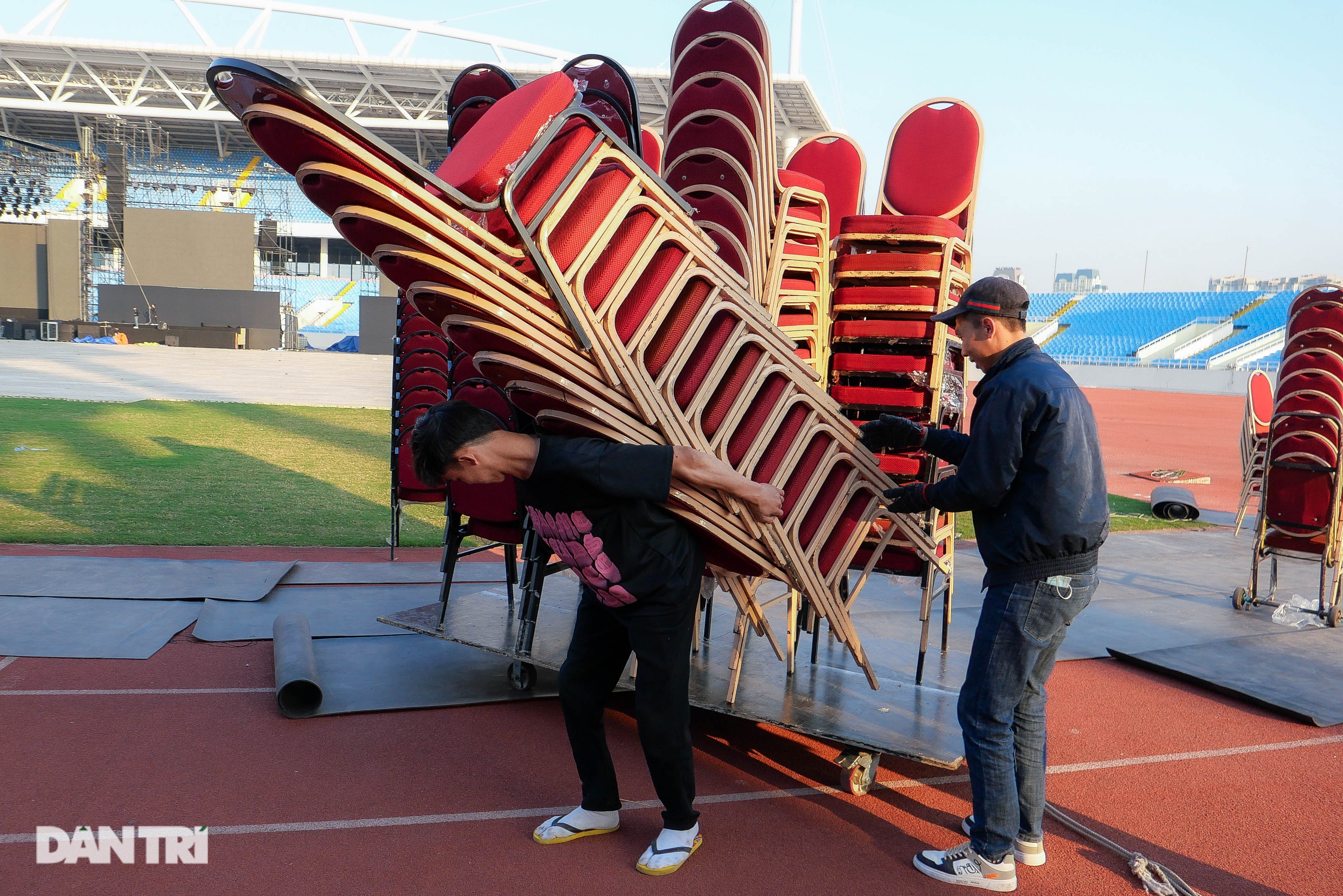 កម្មវិធី K-pop ត្រូវបានលុបចោល៖ កម្មករបានរុះរើប្រព័ន្ធសំឡេង និងភ្លើងយ៉ាងលឿន - ៥ Hủy show K-pop: Công nhân vội tháo dỡ hệ thống âm thanh, ánh sáng - 5