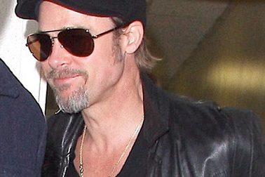 Brad Pitt khoe quà đặc biệt từ Angelina Jolie