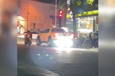 Ô tô bán tải chạy lùi bật đèn gây chói mắt người tham gia giao thông