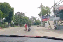 Nổi bật tuần qua: Hai "nữ ninja" dừng xe máy giữa đường để "tám chuyện"