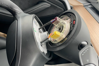 Xe điện mới mua bị rụng vô-lăng, Tesla không coi đó là lỗi của nhà sản xuất