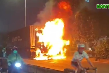 Tài xế bung cửa nhảy khỏi xe container cháy ngùn ngụt khi đang chạy