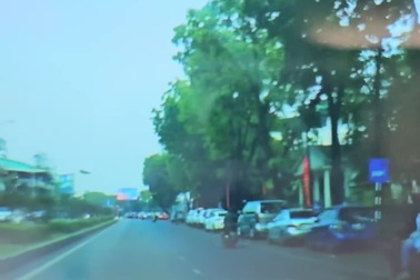 Xe máy bị hất ngã ngay trước mũi ô tô cùng chiều