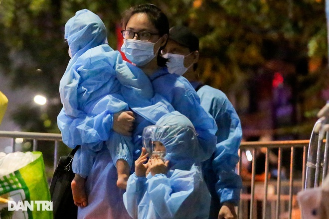 Bạn bè tôi mất ăn, mất ngủ khi con chưa được tiêm vaccine Covid-19 - 6 Bạn bè tôi mất ăn, mất ngủ khi con chưa được tiêm vaccine Covid-19 - 6