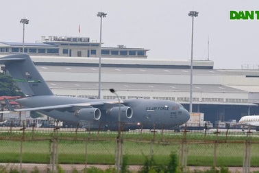 Hàng loạt máy bay vận tải hạng nặng C-17 của Mỹ đến Hà Nội