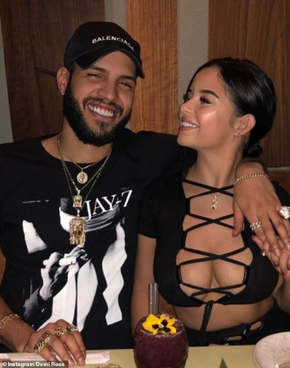 Demi Rose bốc lửa với bikini vàng - 7 Demi Rose bốc lửa với bikini vàng - 7