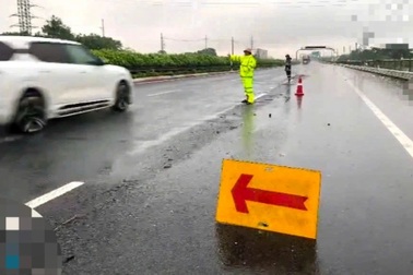 Tạm cấm toàn bộ xe trên cao tốc từ Nghệ An đến Hà Tĩnh khi bão Bualoi đổ bộ