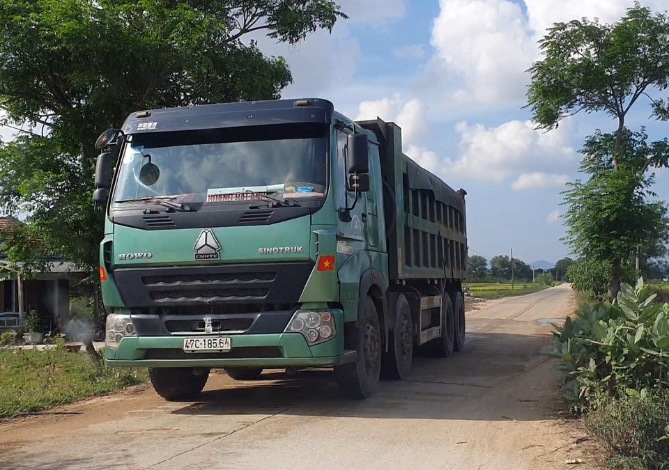 Dân khóc ròng vì xe hổ vồ chở cát hoành hành - 9 Dân khóc ròng vì xe hổ vồ chở cát hoành hành - 9