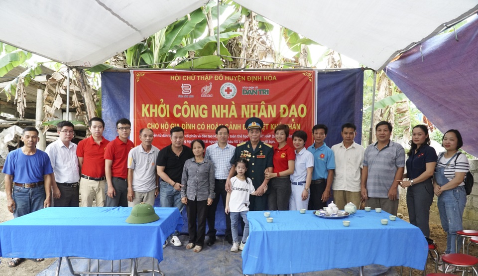 Chính quyền cùng bạn đọc Dân trí xây nhà tặng người phụ nữ tật nguyền - 5 Chính quyền cùng bạn đọc Dân trí xây nhà tặng người phụ nữ tật nguyền - 5