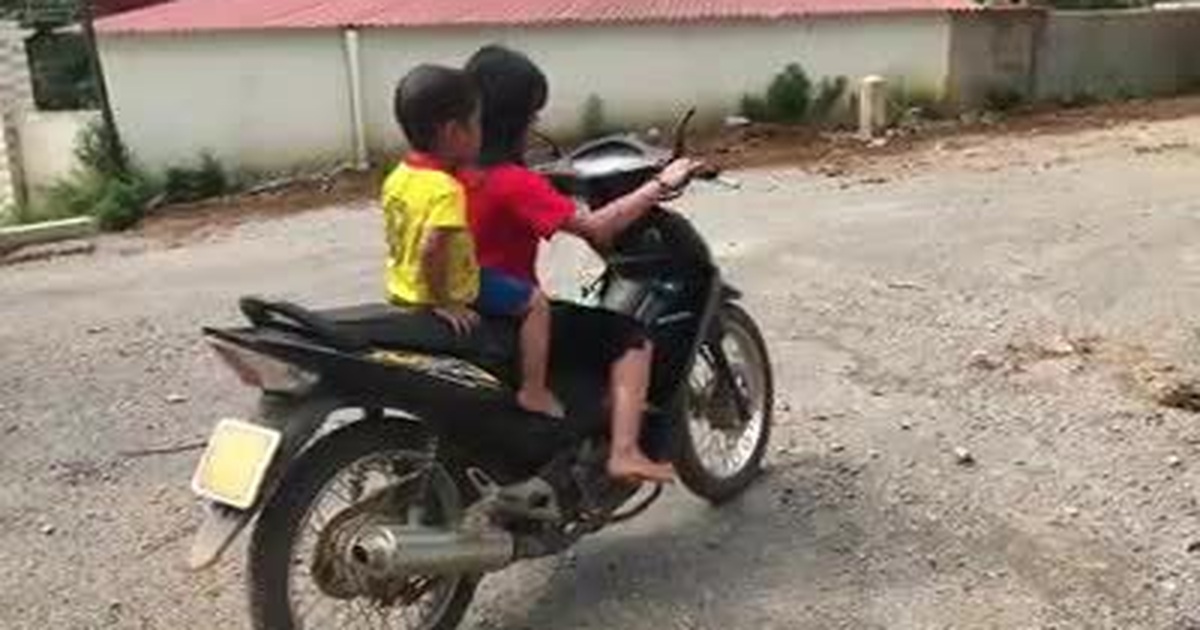 Video: Bé gái 10 tuổi dùng xe máy để chở em cực kỳ nguy hiểm | Báo Dân trí