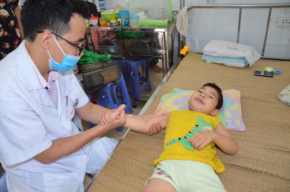 Bạn đọc Dân trí giúp đỡ cậu bé 7 tuổi bại não gần 115 triệu đồng - 3