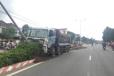 Xe ben cán người rồi lao dải phân cách, cà nát bồn hoa, tông thẳng trụ đèn