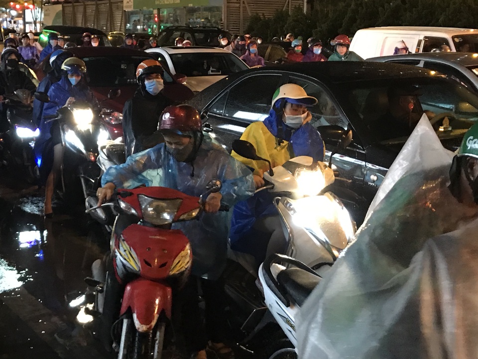 Đường phố Hà Nội ùn tắc kéo dài hàng cây số sau cơn mưa lớn chiều tan tầm - 12 Đường phố Hà Nội ùn tắc kéo dài hàng cây số sau cơn mưa lớn chiều tan tầm - 12